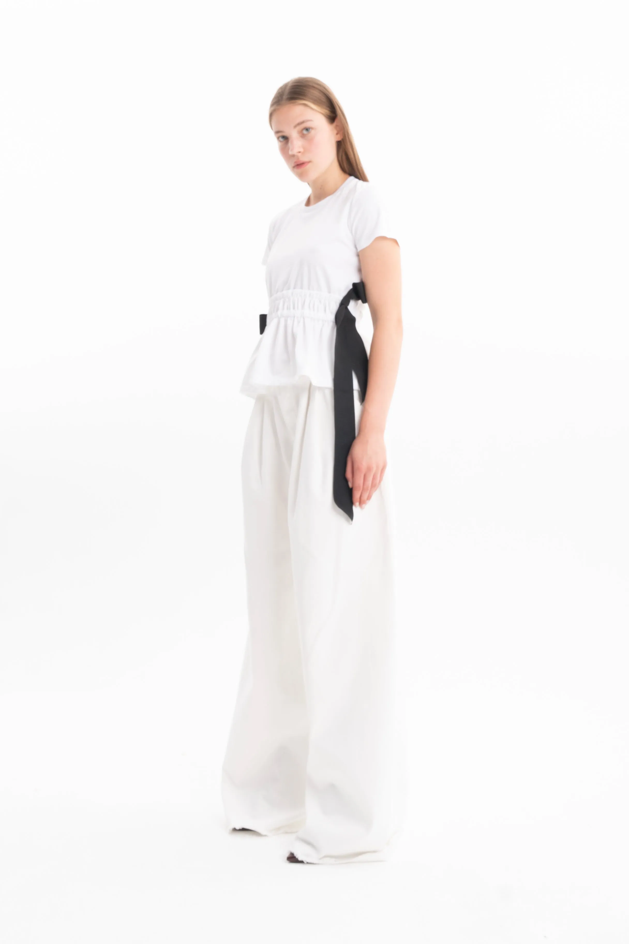 WHITE GATHERED CAP SLEEVE T-SHIRT WITH BLACK BOWS