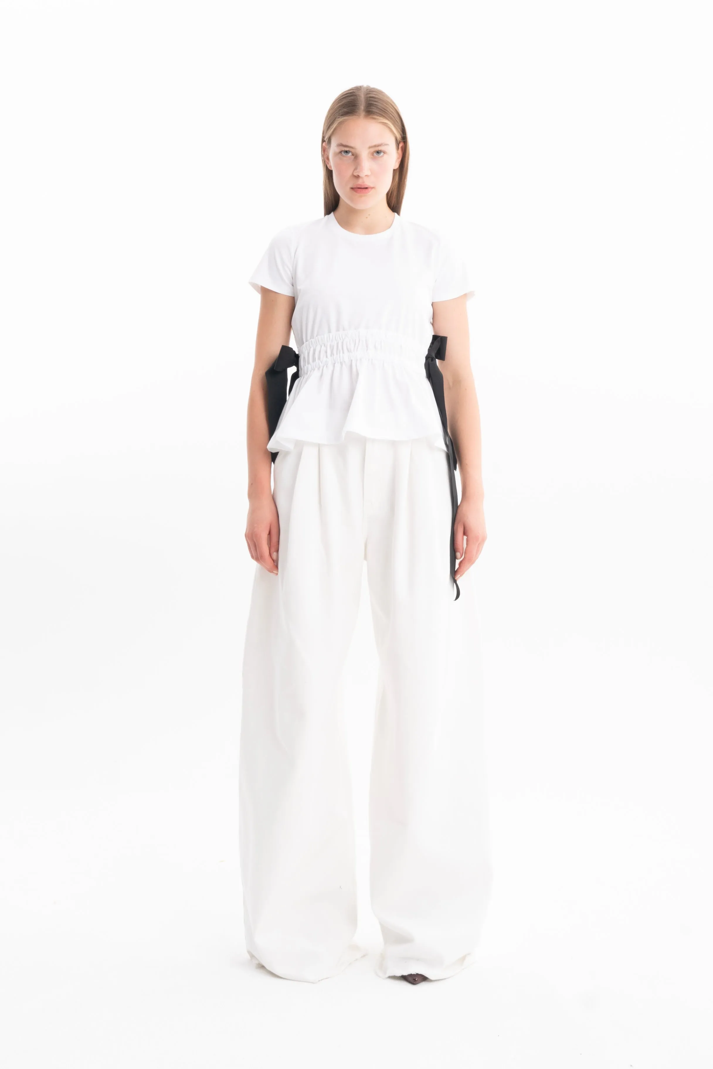 WHITE GATHERED CAP SLEEVE T-SHIRT WITH BLACK BOWS
