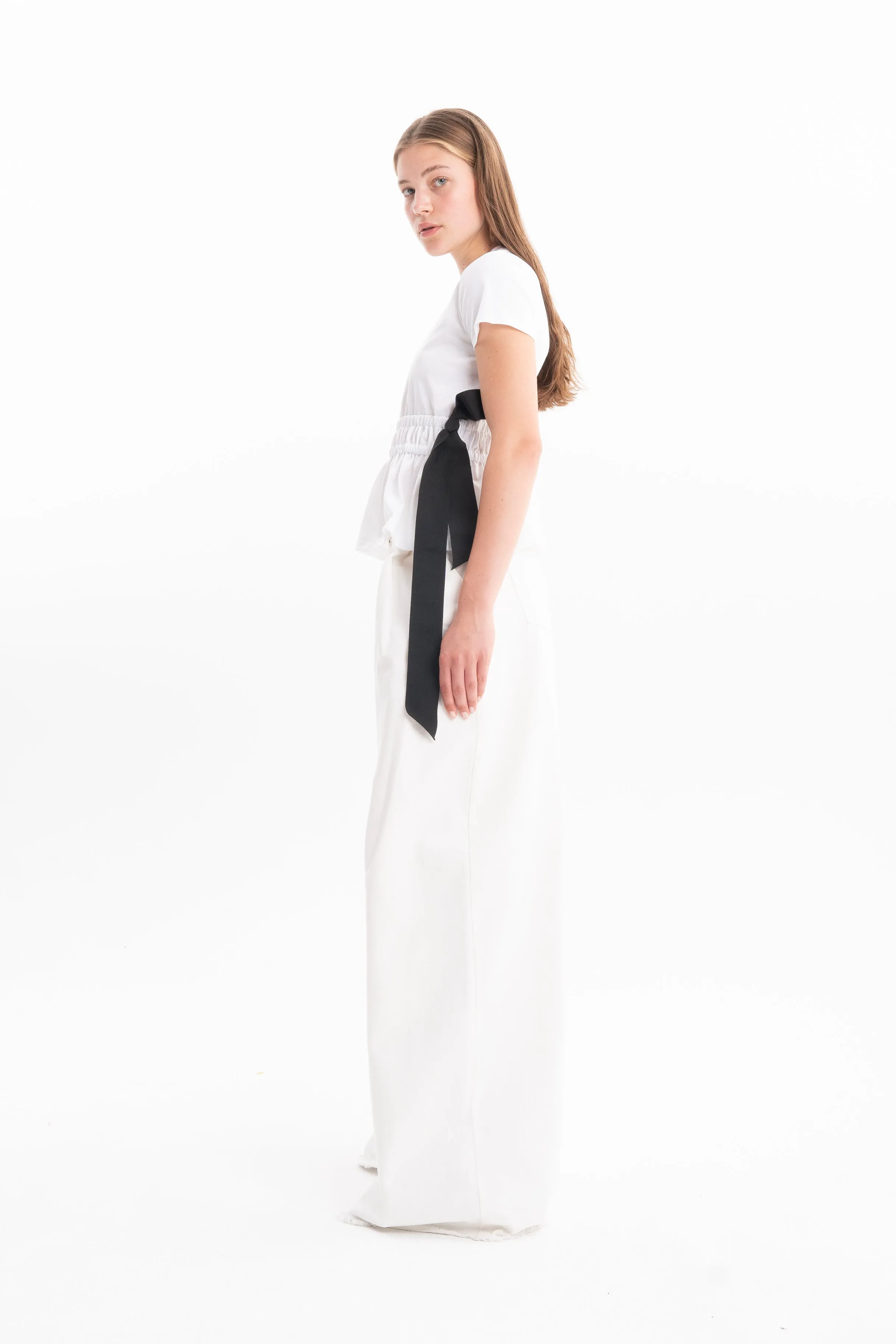 WHITE GATHERED CAP SLEEVE T-SHIRT WITH BLACK BOWS